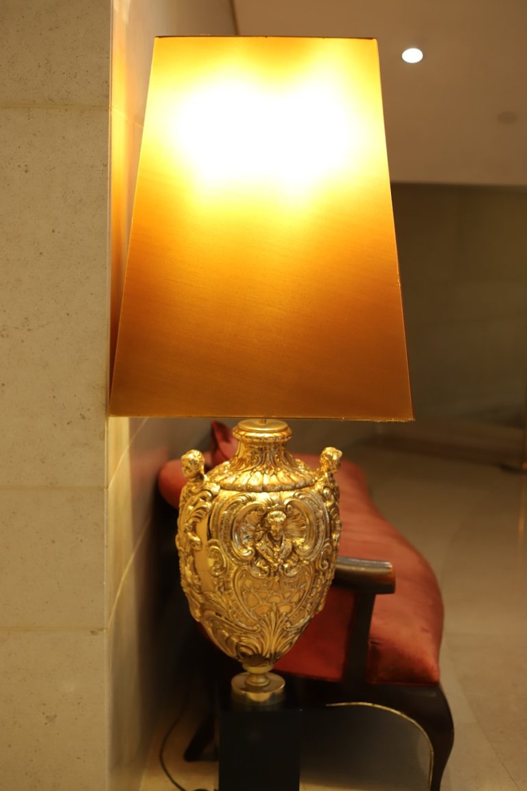 Photo Oval brass table lamp is suitable for bedroom