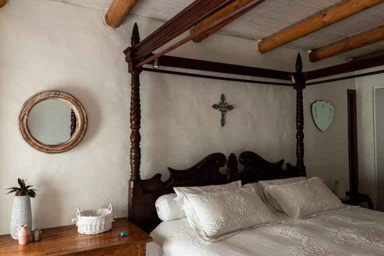 Photo Medieval-style modern bedroom wall lamp